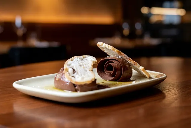 Foto de comida con IA — estilo cozy indoor warmth, ejemplo 1 | FoodyFocus