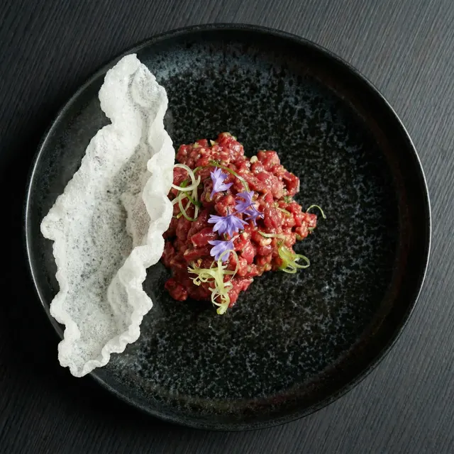 Fotografía gastronómica profesional con plato emplatado estilo estudio por FoodyFocus