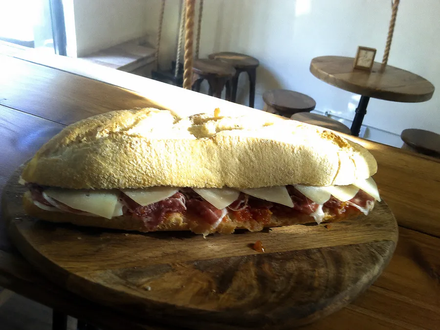 Foto de bocadillo hecha con móvil antes de usar FoodyFocus