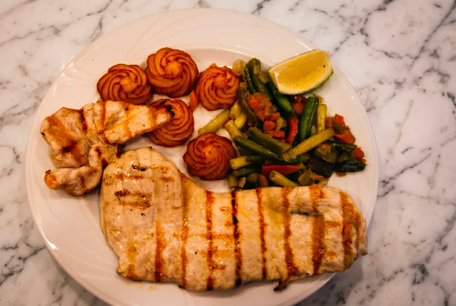 Foto de plato de menú del día hecha con móvil antes de usar FoodyFocus