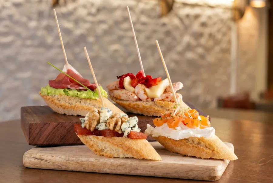 Pintxos vascos con calidad profesional generados con IA por FoodyFocus